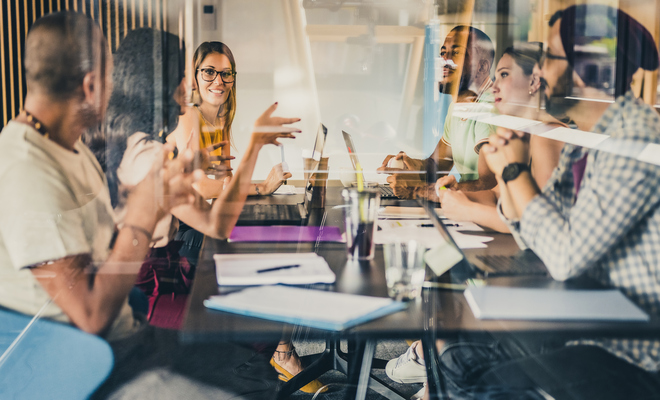 Personen bei Besprechung